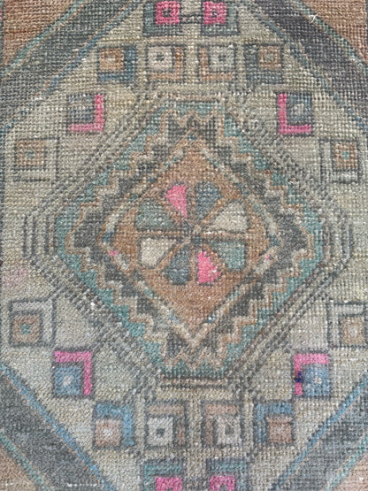 1.6'x2.9' Turkish Rug